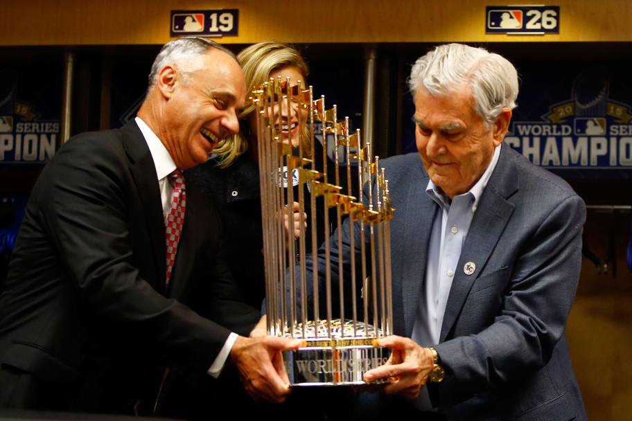 Rob Manfred, commissioneer of baseball della Major League presenta il trofeo a David Glass, proprietario dei Kansas City Royals (Afp)